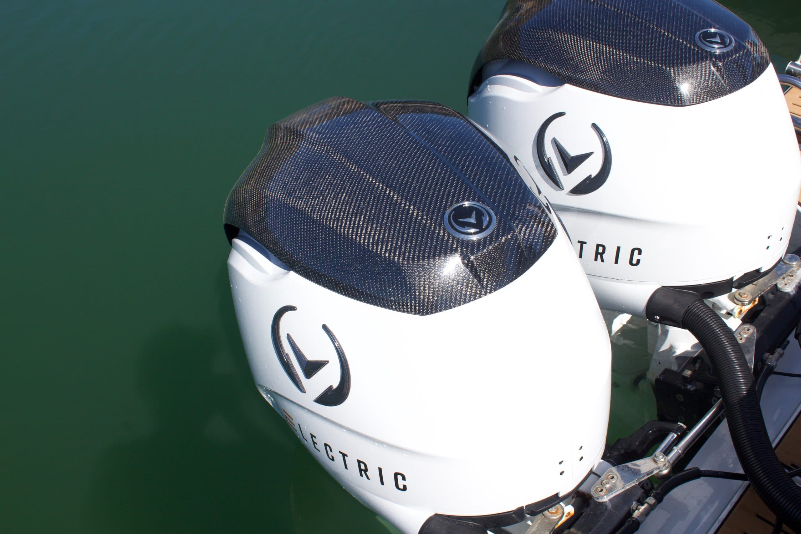 Twin electric outboard motors mounted on the stern of the Sterk 31E, viewed from abovearsuup