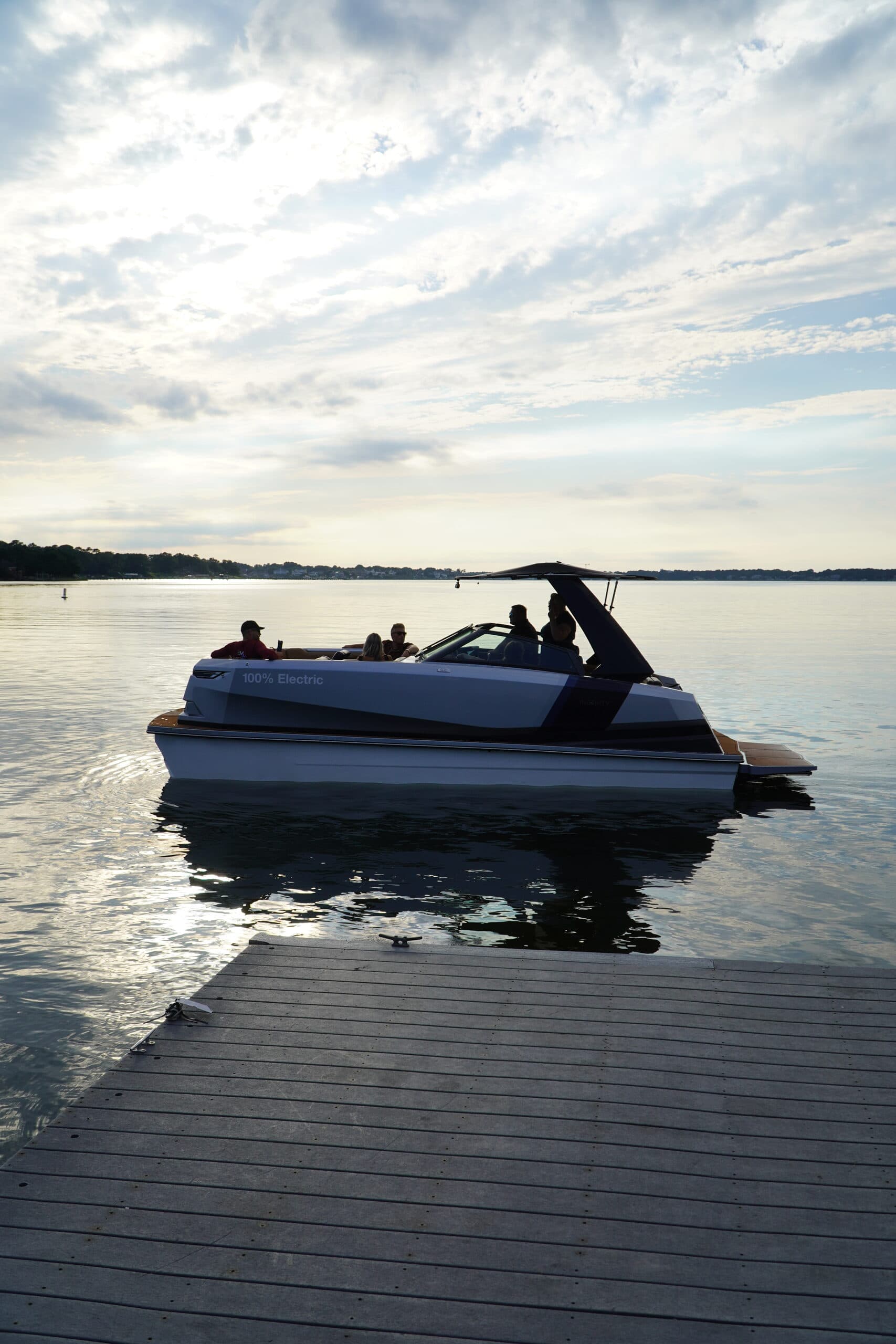 2023 Ingenity 23E leaving a dock